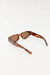 Lentes de sol negros con forma ovalada y patillas gruesas.