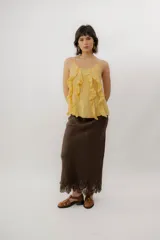 Pollera larga de lino color marrón chocolate, con diseño recto y delicado encaje en el ruedo.