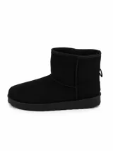 Bota de caña media color negro, con interior forrado en piel sintética y suela de goma con relieve.
