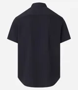 Camisa de manga corta con cuello inglés y cierre frontal abotonado, confeccionada en una mezcla de fibras de bambú, viscosa, poliéster y elastano. Presenta un diseño liso y entallado.