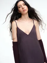 Vestido largo de breteles finos con escote en V, confeccionado en lyocell con acabado efecto lavado. Presenta una silueta levemente evasé con caída fluida y recta.