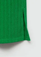 Pantalon de crochet color verde, de corte recto y largo, con cintura elástica y aberturas laterales en el bajo.