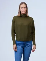 Buzo verde militar en tejido acanalado marca Philosophy, de cuello alto y manga larga japonesa.