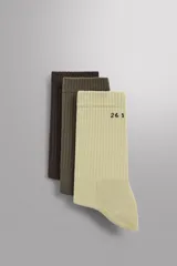 Pack de tres pares de calcetines deportivos de media caña en tonos neutros (gris claro, gris oscuro y negro), tejidos en mezcla de algodón con diseño acanalado y detalle de texto en el empeine.