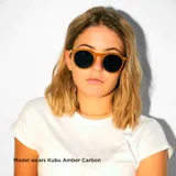 Lentes de sol unisex de forma redonda con armazón gris transparente de policarbonato y lentes polarizadas negras con protección UV400. Incluyen tratamiento antirayaduras y film superhidrofóbico.