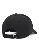 Gorra de béisbol Under Armour modelo Blitzing, color negro con logo bordado en blanco en el panel frontal. Presenta un diseño de perfil bajo con panel frontal estructurado, visera precurvada y banda interior elástica que absorbe el sudor.