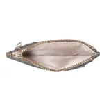 Billetera Guess modelo Alisha de diseño compacto, confeccionada en cuero sintético con textura granulada en color verde oliva. Presenta cierre superior con cremallera metálica dorada y el logo de la marca aplicado en letras metálicas doradas en el frente.