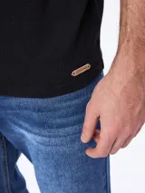 Remera de manga corta color marrón, con textura acanalada sutil y corte clásico.
