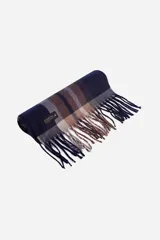 Bufanda a cuadros azul marino, marrón y gris claro con flecos en los extremos.