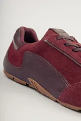 Championes de estilo urbano confeccionados en una combinación de gamuza y cuero liso, con suela de goma en tono caramelo.