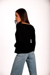 Blusa de morley elastizado color blanco, con escote en V y botones dorados.