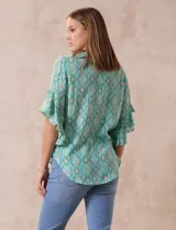 Blusa de gasa estampada marca Ruby Rd, con cuello a la base, abertura central con botones y mangas cortas amplias con volados.