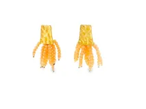 Pendientes largos con base de metal texturizado dorado y tiras colgantes de cuentas de cristal en tono melocotón.