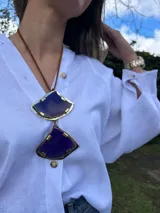 Collar con dije de ágata verde con engarce dorado y cordón de cuero marrón.