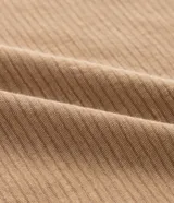 Remera de algodón texturizado color camel, con cuello redondo, manga corta con bajo plegado y un pequeño bordado de palmera en el pecho.