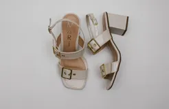 Sandalias negras acharoladas con doble hebilla y taco cuadrado.