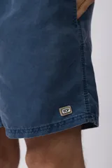 Short de baño de corte relajado en color gris azulado con efecto lavado. Cuenta con cintura elastizada con cordón ajustable, bolsillos laterales y una pequeña etiqueta decorativa en el ruedo.