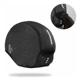 Gorro deportivo de invierno color gris, diseñado con protección extendida para los oídos y aberturas laterales para colocar las patillas de los lentes. Confeccionado en tejido elástico y flexible, ideal para actividades al aire libre como ciclismo o running.