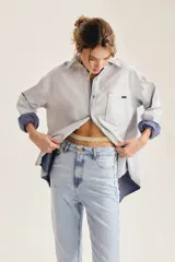Jean de tiro medio color celeste, confeccionado en denim de calce recto con aberturas en los botamangas.