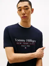 Remera azul marino de algodón con cuello redondo y logo de Tommy Hilfiger en el pecho.