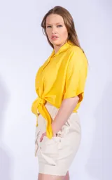 Minifalda color blanco con cintura elastizada con cordón ajustable y bolsillos tipo cargo con solapa.