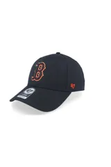 Gorra tipo baseball de la marca 47, color negro con bordado frontal del logo de Boston Red Sox en tonos naranja y contorno blanco. Cuenta con corona estructurada, visera curva y logo de la marca bordado en el lateral.