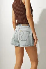 Short de jean celeste con cintura alta y corte recto.