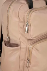 Mochila color verde militar de nylon con asa fija doble, dos bolsillos externos frontales con cierre, dos compartimentos laterales y un compartimento interno grande.