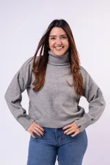Poleron de cuello alto en tejido de punto, con diseño de corte relajado y mangas largas. Presenta un acabado minimalista y suave al tacto.