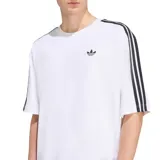 Remera Adidas de corte holgado, color blanco, con las icónicas tres tiras negras en las mangas y logo del Trifolio bordado en el pecho.