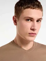 Camiseta de manga corta color rojo con cuello en V.