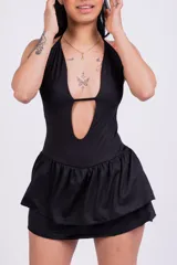 Minivestido negro con escote halter, abertura en el pecho y falda con volados.