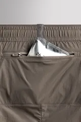 Shorts de running confeccionados en tejido técnico ligero y elástico, con forro interior. Presentan cintura elástica ajustable con cordón interior, aberturas laterales en el bajo, bolsillo lateral multifunción y bolsillo trasero con cierre de cremallera.