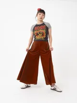 Pantalón extra wide color marrón óxido de terciopelo, con cintura elastizada.