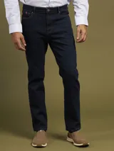 Pantalón de jean azul oscuro, de corte recto.
