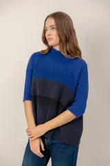 Sweater de punto de manga corta con cuello alto, diseño de bloques de color en azul y azul oscuro con detalles de hilo lurex brillante.