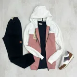 Campera con capucha blanca y cuerpo rosa viejo, con cierre frontal y bolsillos laterales. Logo bordado en el pecho.