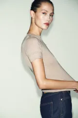 Camiseta de cuello redondo y manga corta, con corte regular fit.