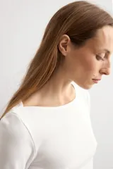 Remera de manga larga en color blanco, con escote bote y corte ajustado al cuerpo.