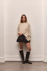 Buzo tejido color borgoña con cuello redondo y diseño de trenzas verticales.