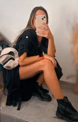 Vestido camisero midi color verde oliva, con cuello clásico, mangas cortas con trabillas y botones dorados, y cierre frontal con botones dorados.