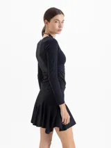 Top de lycra color violeta, con cuello redondo, mangas largas y detalle de frunces laterales en la cintura que aportan movimiento a la prenda.