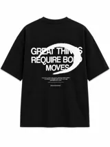Remera negra de algodón pesado con corte oversize y gran estampado gráfico en la espalda con texto en blanco.