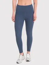 Calza deportiva de tiro alto con bolsillos laterales y banda de silicona interna para mayor sujeción. Confeccionada en tejido técnico con costuras reforzadas.