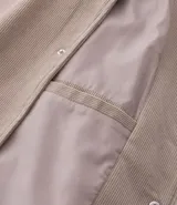 Campera bomber azul marino de pana con cuello redondo, cierre con botones a presión, bolsillos laterales y puños y cintura elastizados.