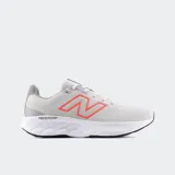 Championes New Balance modelo 520, color gris claro con logo "N" en naranja neón. Presentan una entresuela de EVA blanca con tecnología Fresh Foam y suela exterior negra.