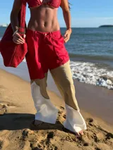 Pantalón de tiro alto con diseño color block en rojo, beige y blanco.