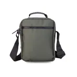 Bandolera color verde militar de tela impermeable, con correa regulable y asa superior. Tiene dos bolsillos frontales con cierre y un bolsillo trasero con cierre.