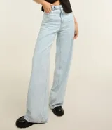 Pantalón wide leg de tiro alto confeccionado en jeans celeste, con trabillas en la cintura, bolsillos delanteros y traseros.