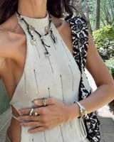 Anillo de diseño artesanal con estructura entrelazada de líneas irregulares y acabado orgánico. Pieza ajustable fabricada en metales nobles.